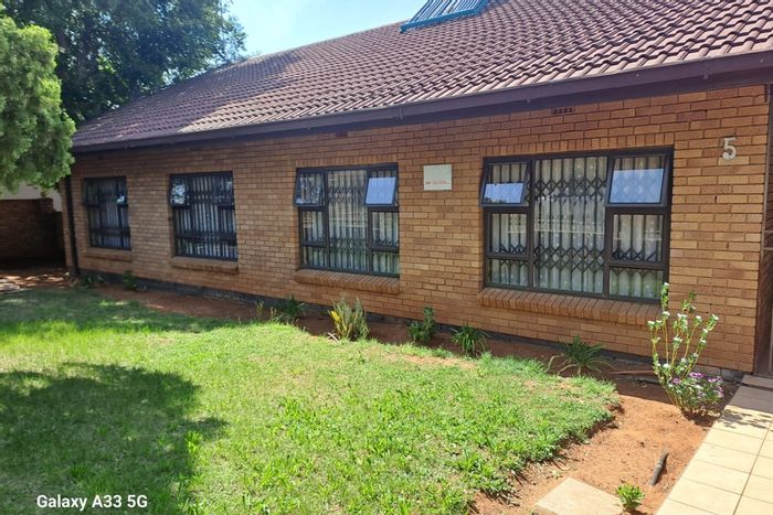 Carters Glen House For Sale: 3 beds, flatlet, garden, double garage, security features.