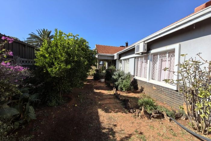 For Sale: House in Hadison Park with five bedrooms, pool, and guest flat.