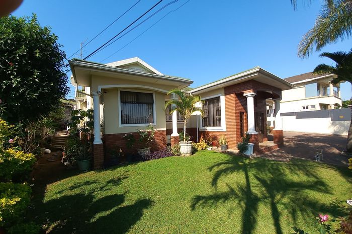 For Sale: Spacious House in Mount Edgecombe Ext 3 with pool, flatlets, and security.