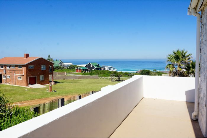 Oyster Bay Central House For Sale: 3 bedrooms, sea views, double garage, garden.