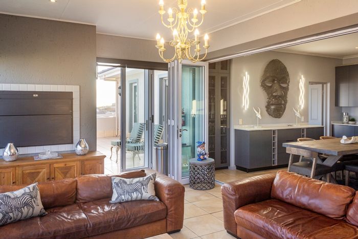 For Sale: Penthouse in Pinnacle Point Golf Estate with ocean views, jacuzzi, and amenities.