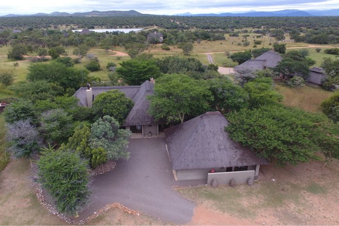 For Sale: House in Zebula Golf Estate with 6 bedrooms, pool, and chalet.