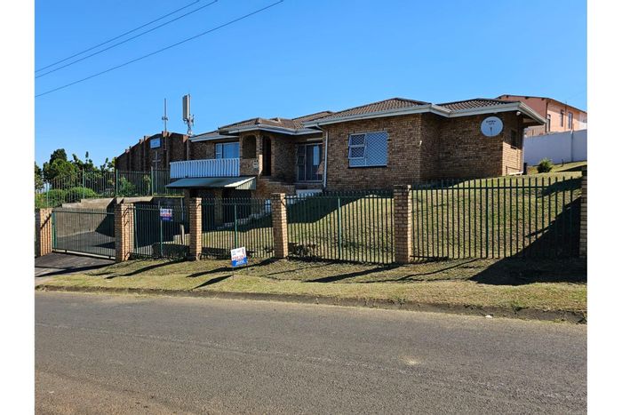 Bombay Heights House For Sale: 4 Bedrooms, Dual Access, Double Garage, High-Speed Internet.