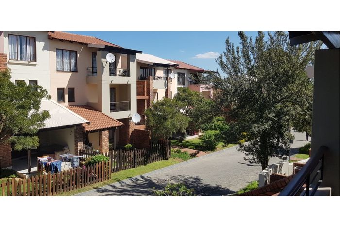 Vorna Valley Apartment For Sale: 2 bedrooms, garage, playground, and high-speed internet.