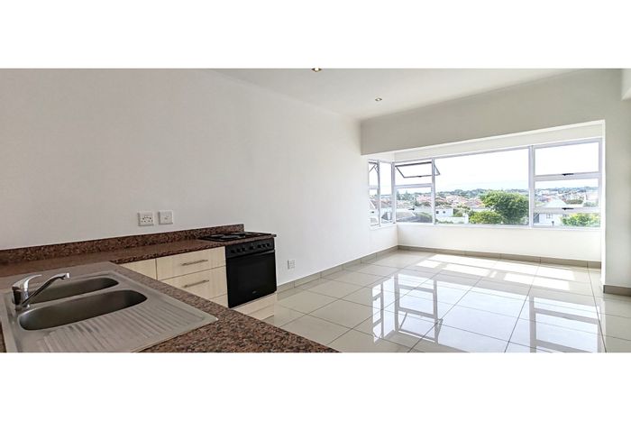 Heathfield Apartment For Sale: 1-bedroom, secure parking, fibre-ready, ideal location.