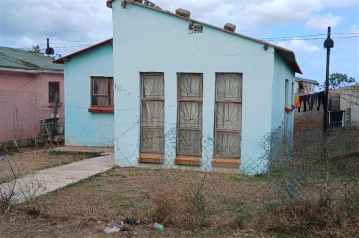 2-Bedroom House in Motherwell For Sale, near shopping complex and schools.