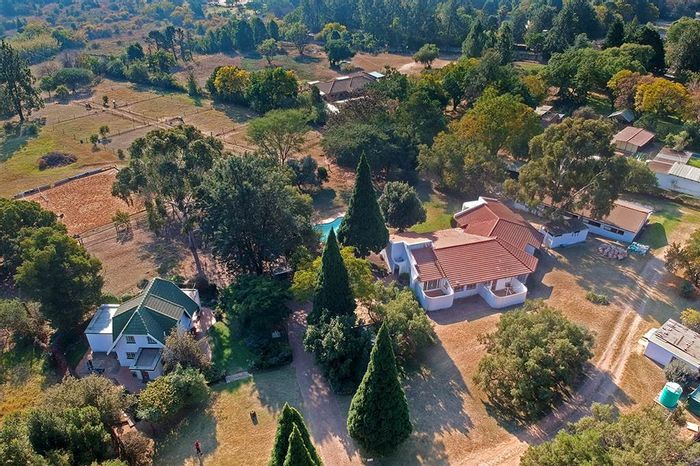 House for Sale in Blue Hills: 2.5969 hectares, pool, equestrian facilities, guest cottage.