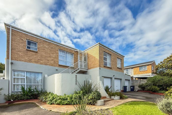 For Sale: Welgelegen House with dual flatlets, pool, and off-grid living.