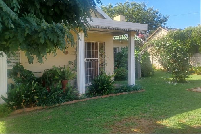 For Sale: House in Dagbreek with 3 bedrooms, garden, borehole, and dual entrances.