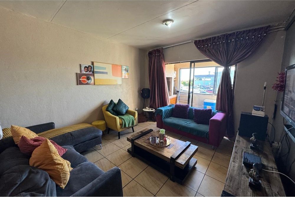 LOUNGE & DINING ROOM