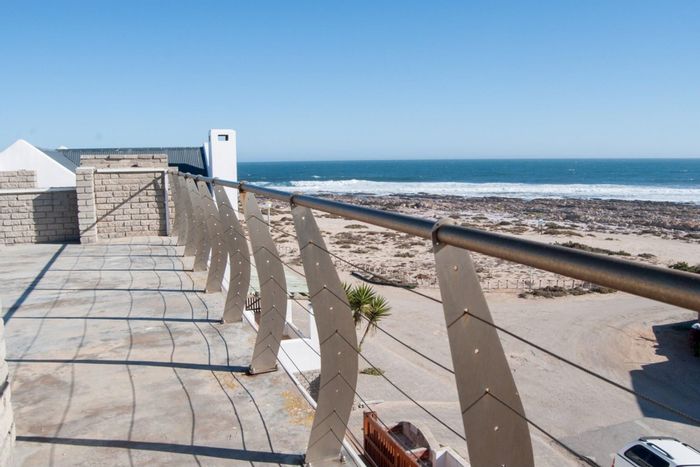 For Sale: House in Port Nolloth Central with 3 ensuites, communal kitchen, and ocean views.