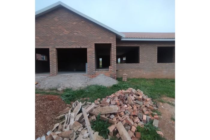 For Sale: Wavecrest House with 3 bedrooms, garage, garden, near beach and amenities.