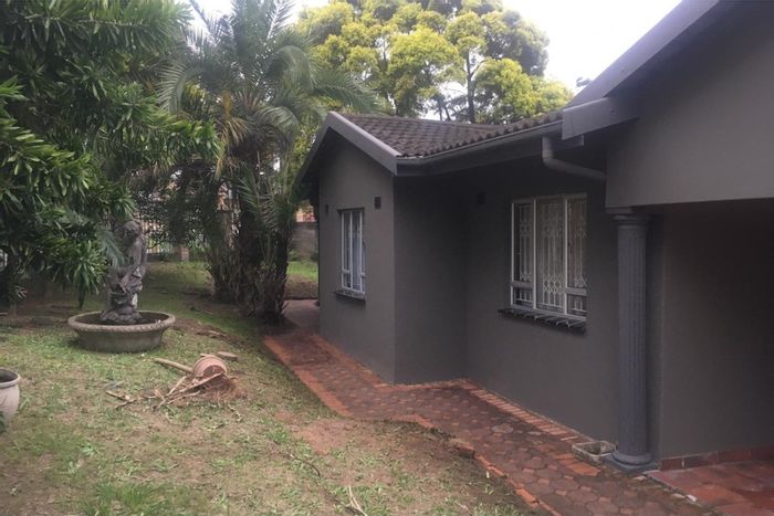 Westcliff House For Sale: 3 beds, security, garden, parking, close to amenities.