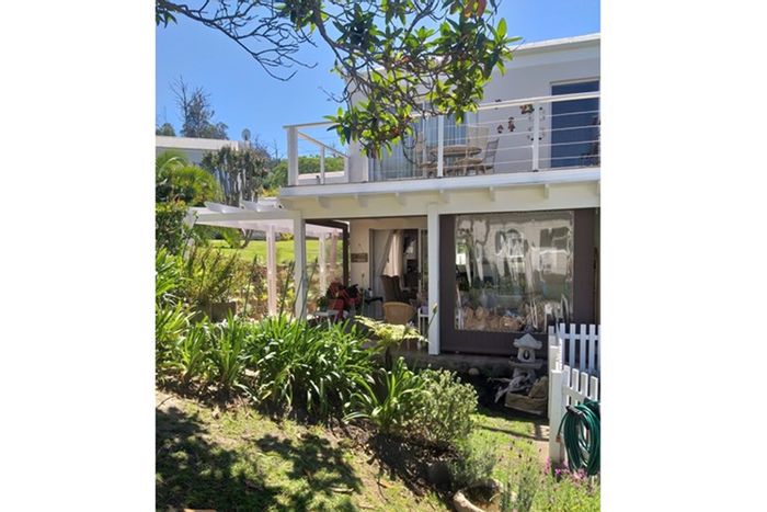 2-Bedroom Townhouse To Rent in Knysna Central with Wi-Fi, pool, and clubhouse.