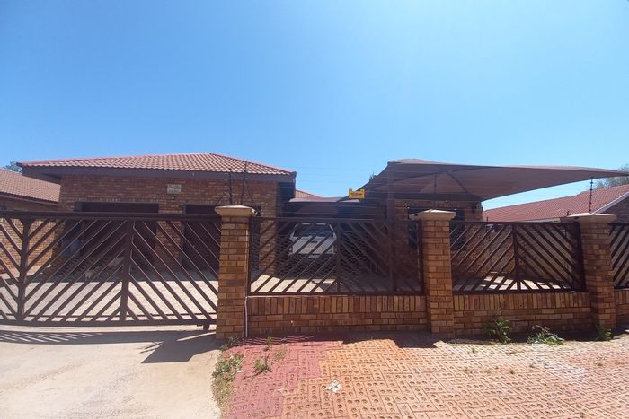 For Sale: House in Minerva Gardens with garden, garage, and fiber internet.