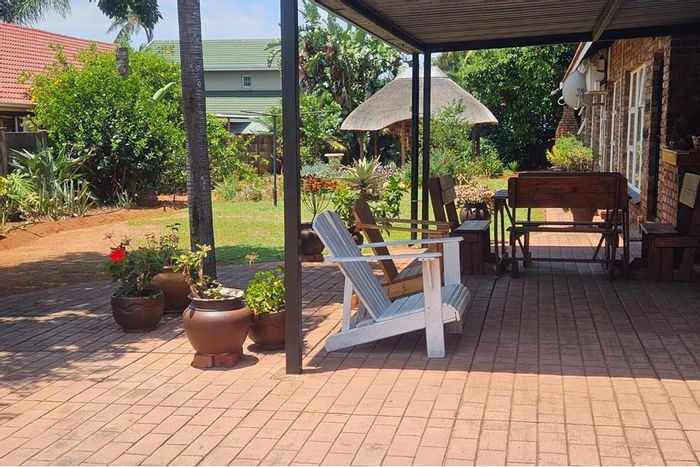 Ninapark House For Sale: 3 Bedrooms, Double Garage, Spacious Yard, Close to Amenities.