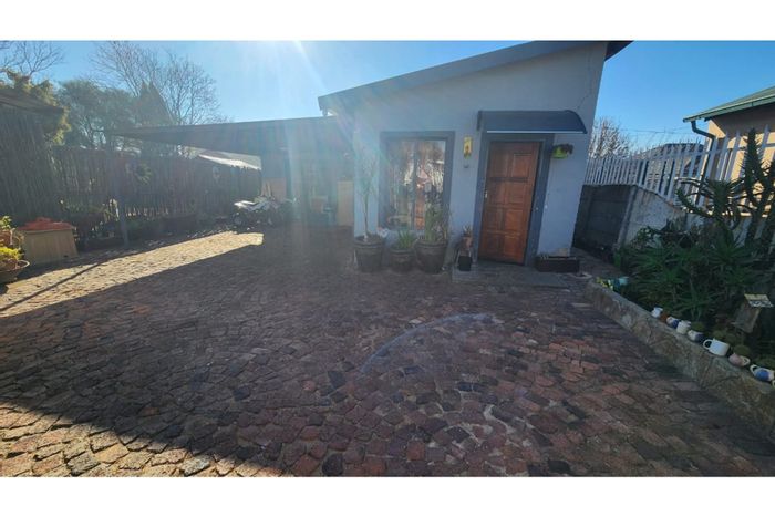For Sale: House in Brakpan Central with rental income, pool, and granny flats.