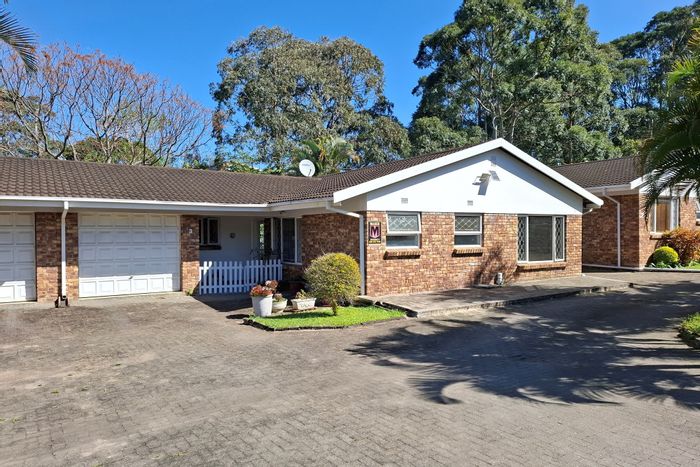 Uvongo Townhouse For Sale: 2 beds, private garden, security, near beach and amenities.