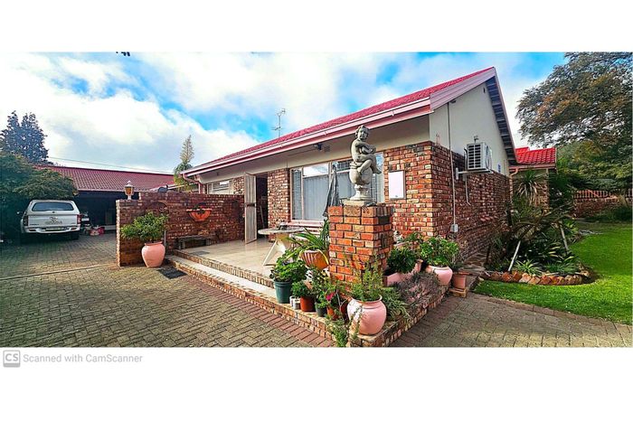 For Sale: House in Carters Glen with pool, study, triple garage, and flat.