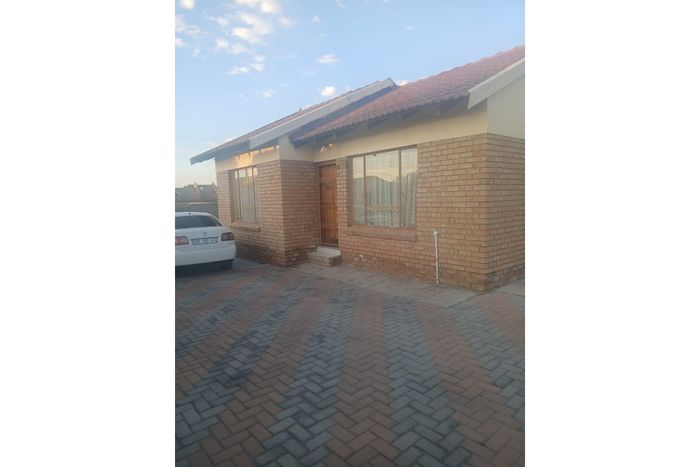 2-Bedroom House To Rent in Madiba Park with parking and nearby amenities.