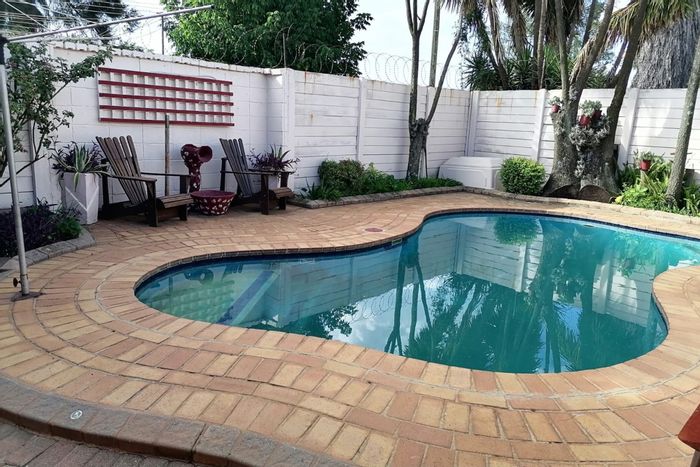 Huntingdon House For Sale: 3 Bedrooms, Pool, Double Garage, Ideal for Family Living.