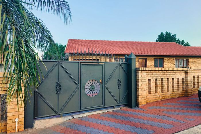 For Sale: House in Tlhabane West with 3 bedrooms, garden, and parking for 4.