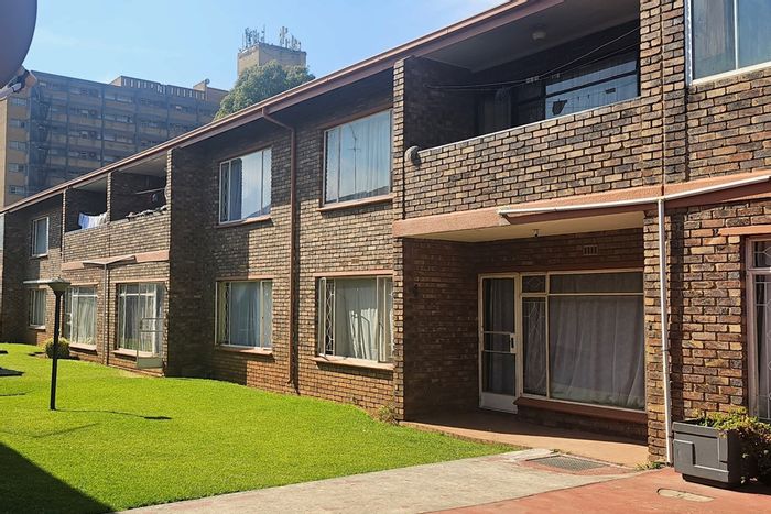 2-Bedroom Apartment For Sale in Florida with communal courtyard and secure parking.