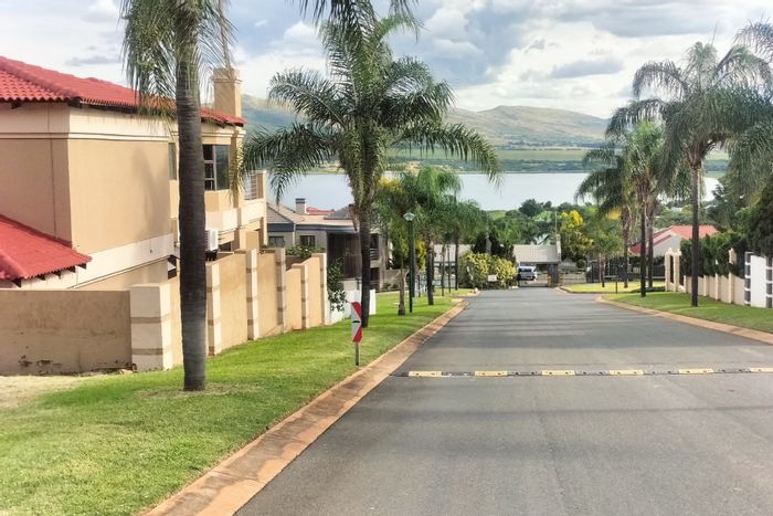 Kosmos Ridge Vacant Land For Sale: 680m² with dam views and nature access.