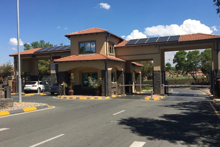 Sagewood House For Sale: 5 bedrooms, entertainment area, secure estate amenities.