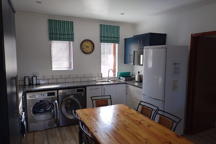 House for Sale in Greenway Woods: 3 beds, pool, garden, near golf course.