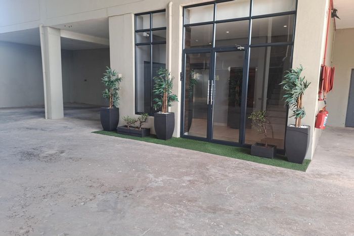 La Mercy Central Apartment To Rent: 2 beds, pool, Braai area, fibre internet.