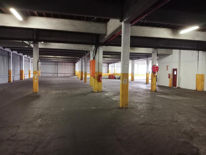 Industrial warehouse to rent in Mobeni, 4176 sqm, dock levellers, shared yard.
