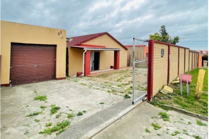 Morningside House For Sale: Spacious lounge, flatlet, garage, and secure yard.