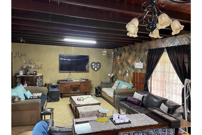 Kriel Central House For Sale: 3 bedrooms, flatlet, solar panels, spacious yard.