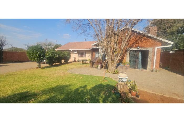 Cassandra House For Sale: Three flats, rental income potential, secure fencing.