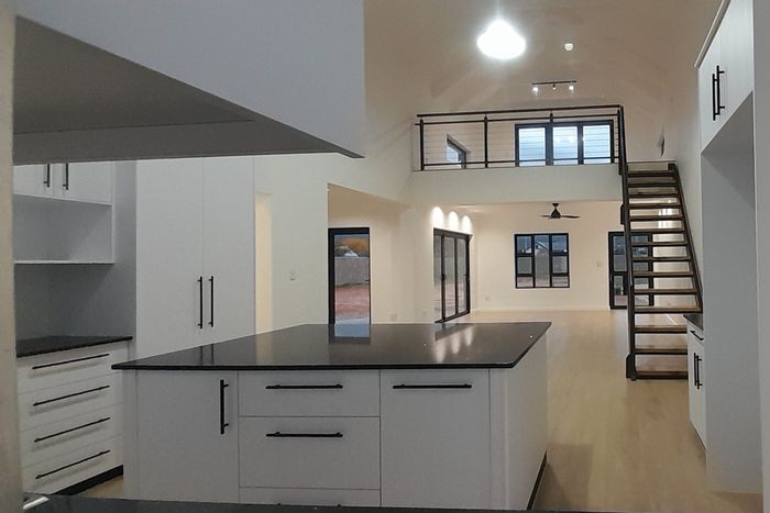 House for Sale in Robertson Central: 3 Bedrooms, Loft, Mountain Views, Security Services.