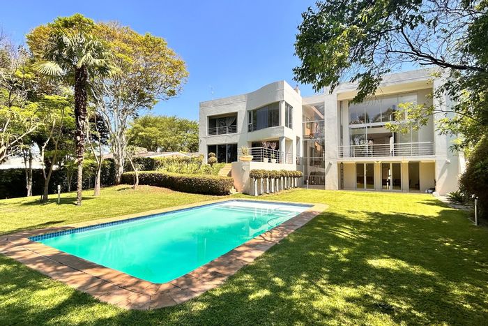 House To Rent in Waterkloof Ridge: 5 bedrooms, pool, flatlets, and ample parking.