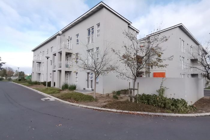 1 Bedroom Apartment in Klein Parys For Sale with clubhouse, braai area, and security.