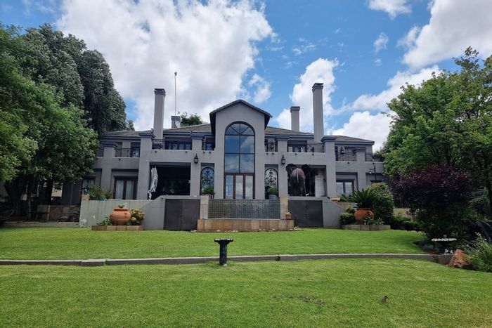 For Sale: Spacious 4-bedroom house in Aerorand with 3 bathrooms and 4 garages.