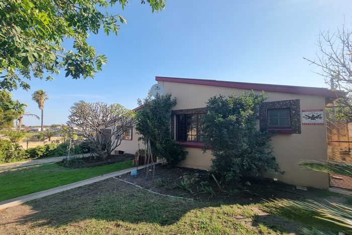 Humansdorp Central House For Sale: 5 beds, pool, braai area, 2-car garage.