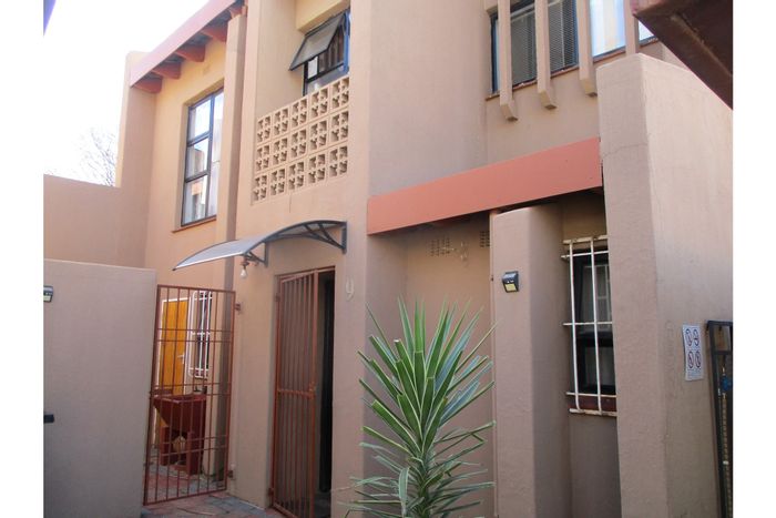 House To Rent in Birch Acres: 3 Bedrooms, balcony, fiber internet, secure parking.