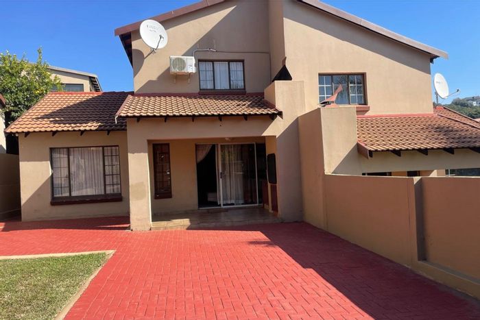 For Sale: Cashan House with 3 Bedrooms, Garden, Garage, and Convenient Amenities.