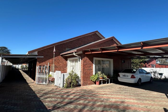 5-Bedroom House For Sale in Lennoxton with large carport and water tank.