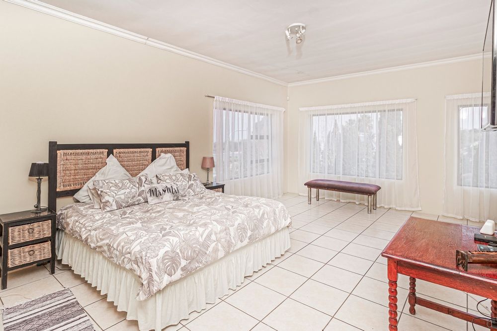 UPSTAIRS MAIN BEDROOM