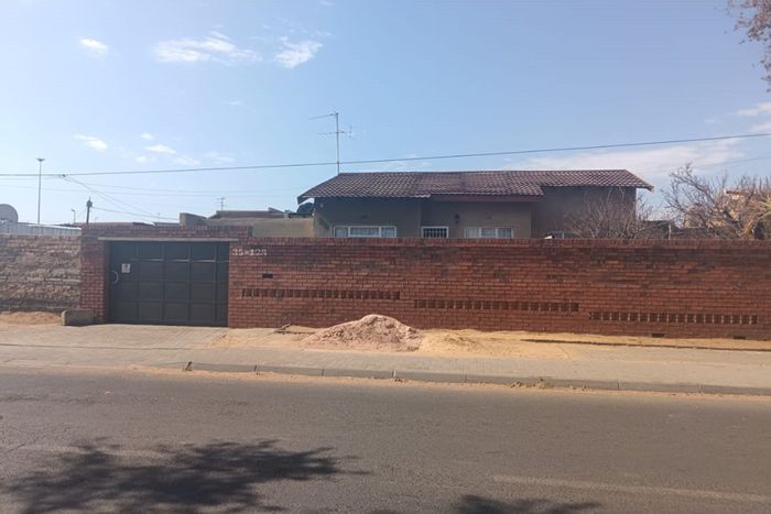 2-bedroom house for rent in Orlando East, near public transport and stadium.