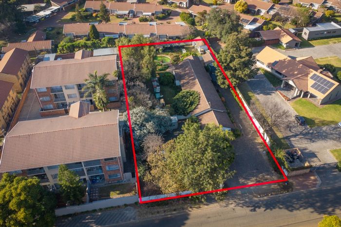 Blackheath House For Sale: 4 bedrooms, medical zoning, pool, ample parking.