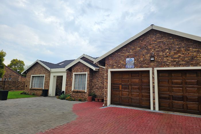 Aerorand House For Sale: 5 bedrooms, pool, bar, flatlet, spacious garden.