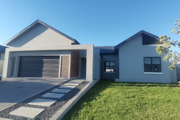 For Sale: 4-bedroom house in Paarl South with double garage and golf course access.