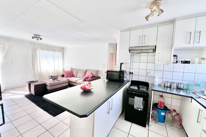 Vorna Valley Apartment For Sale: Top-floor, secure complex, private balcony, great investment.