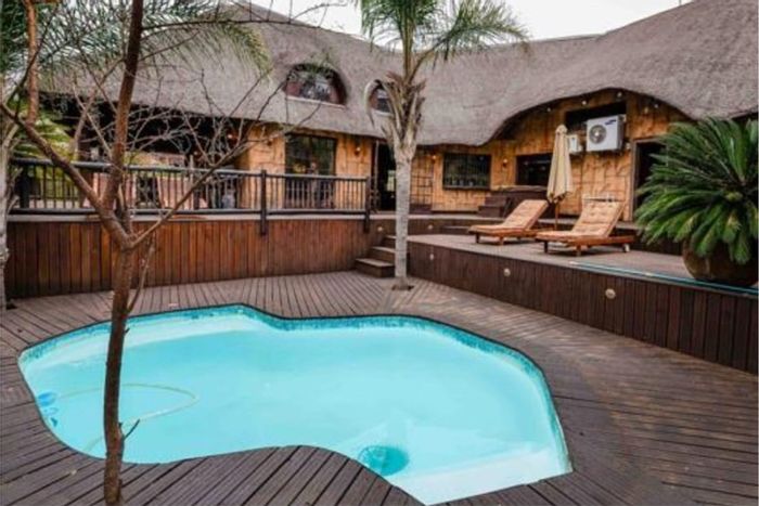 For Sale: House in Presidentsrus with pool, jacuzzi, and entertainment area.